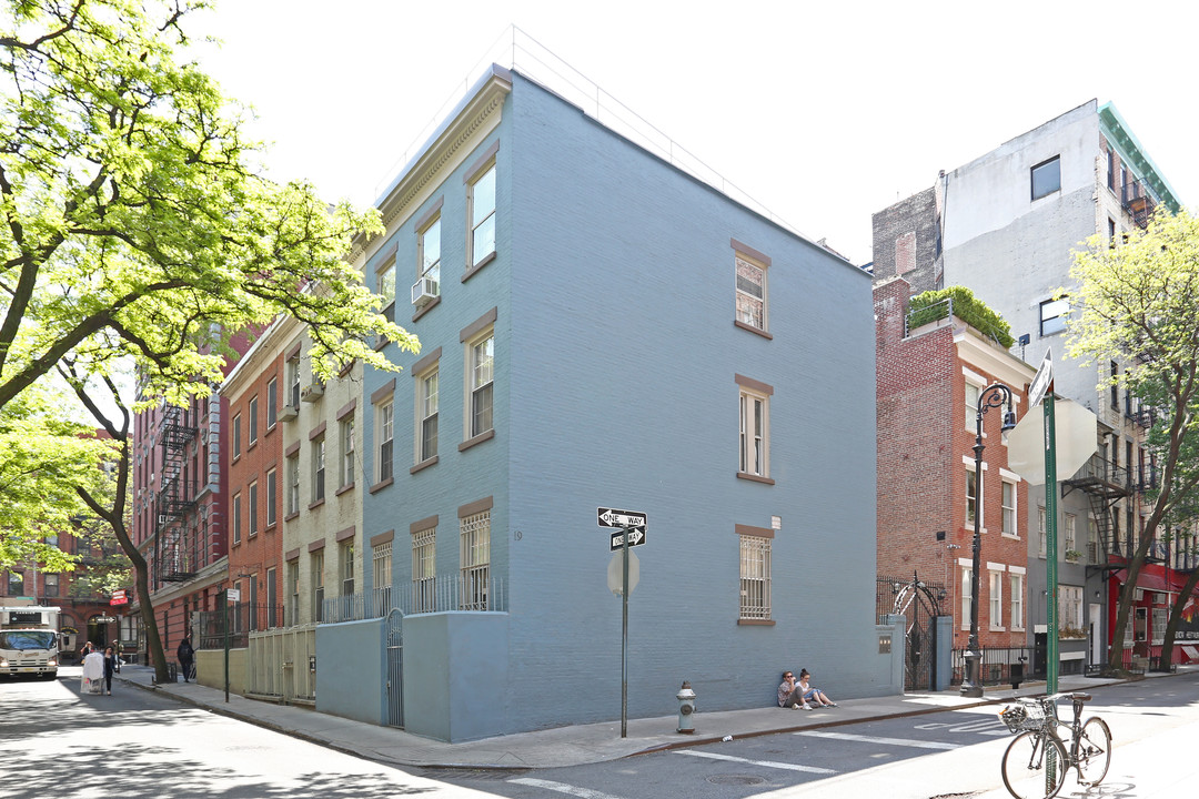 5 Minetta Ln in New York, NY - Building Photo