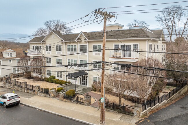 Amanda's Place in White Plains, NY - Foto de edificio - Building Photo