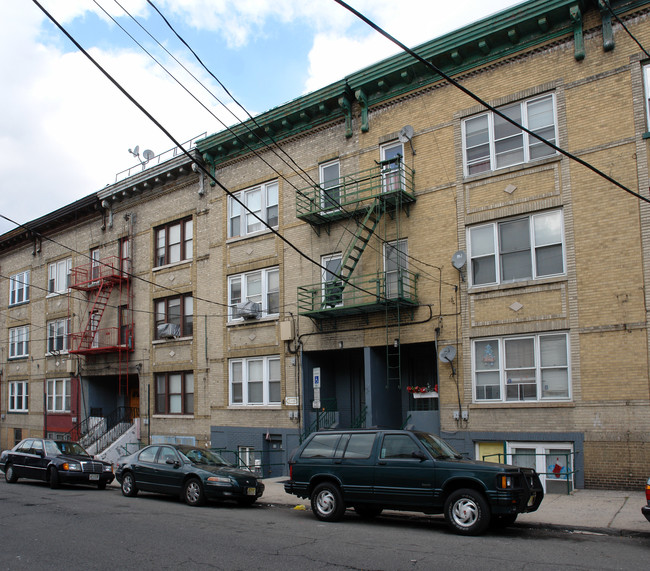 131 W 54th St in Bayonne, NJ - Building Photo - Building Photo