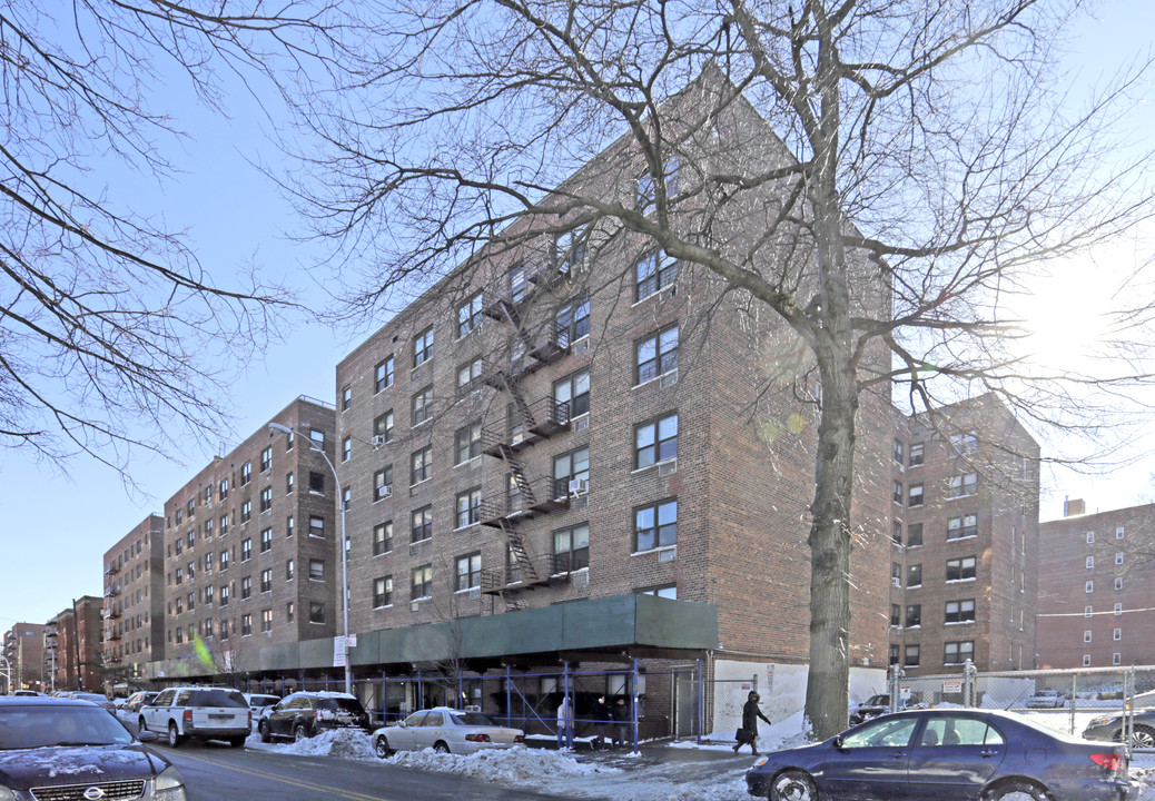 14330 Roosevelt Ave in Flushing, NY - Building Photo