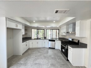 13850 Dahlgren Dr in Victorville, CA - Building Photo - Building Photo