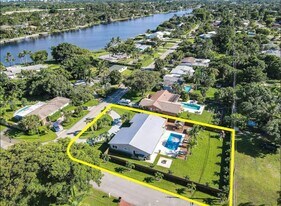 7101 W Lake Dr in West Palm Beach, FL - Building Photo