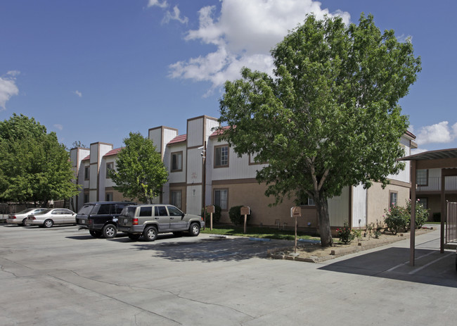 Colonial Terrace Apartments in Palmdale, CA - Building Photo - Building Photo