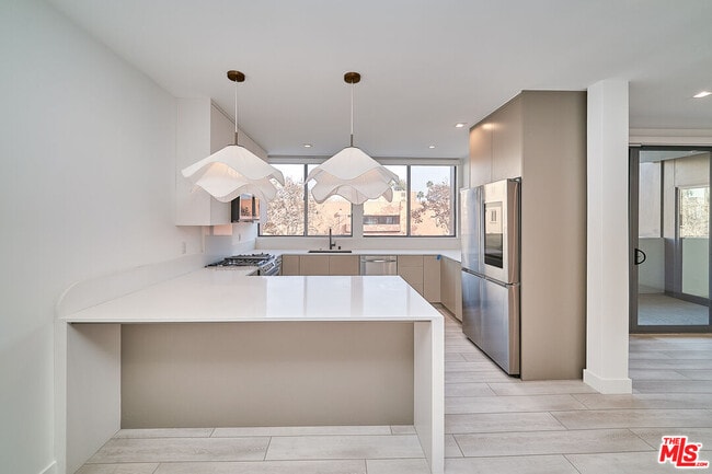 145 S Maple Dr in Beverly Hills, CA - Building Photo - Building Photo