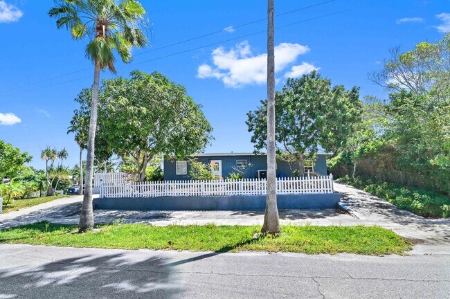 1032 W Jennings St in Lantana, FL - Building Photo - Building Photo