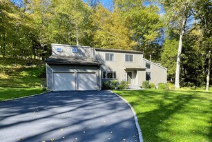 48 E Starrs Plain Rd in Danbury, CT - Building Photo