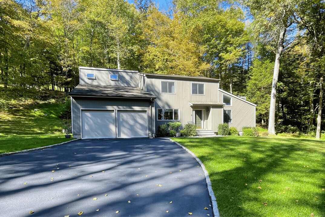 48 E Starrs Plain Rd in Danbury, CT - Building Photo