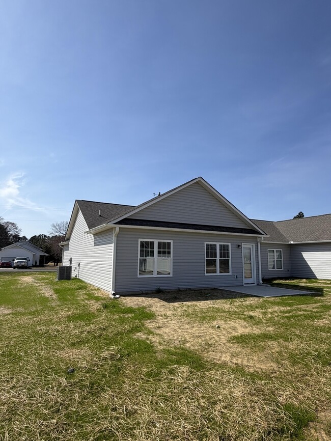 1752 Friendly Rd in Dunn, NC - Foto de edificio - Building Photo