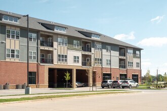Crossing Commons Apartments in Coralville, IA - Foto de edificio - Building Photo