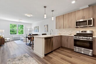 The Park at Woodbridge Station in Woodbridge, NJ - Building Photo - Building Photo