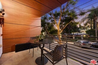 8788 Shoreham Dr in West Hollywood, CA - Foto de edificio - Building Photo