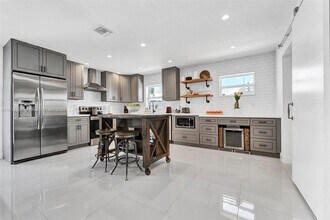 4421 NE 16th Ave in Oakland Park, FL - Building Photo - Building Photo