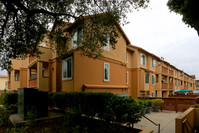 Santa Inez Apartments in San Mateo, CA - Foto de edificio - Building Photo