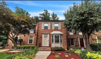 6813 Indian Run Ct in Annandale, VA - Building Photo