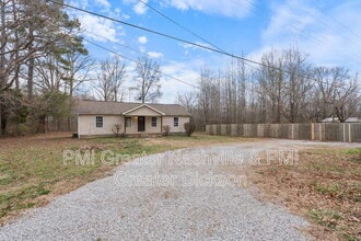 1011 E Pruett Rd in Dickson, TN - Building Photo - Building Photo