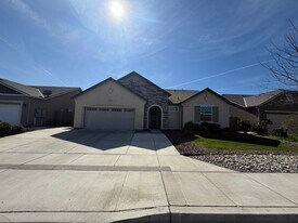 1381 Canyoncreek St in Hanford, CA - Building Photo
