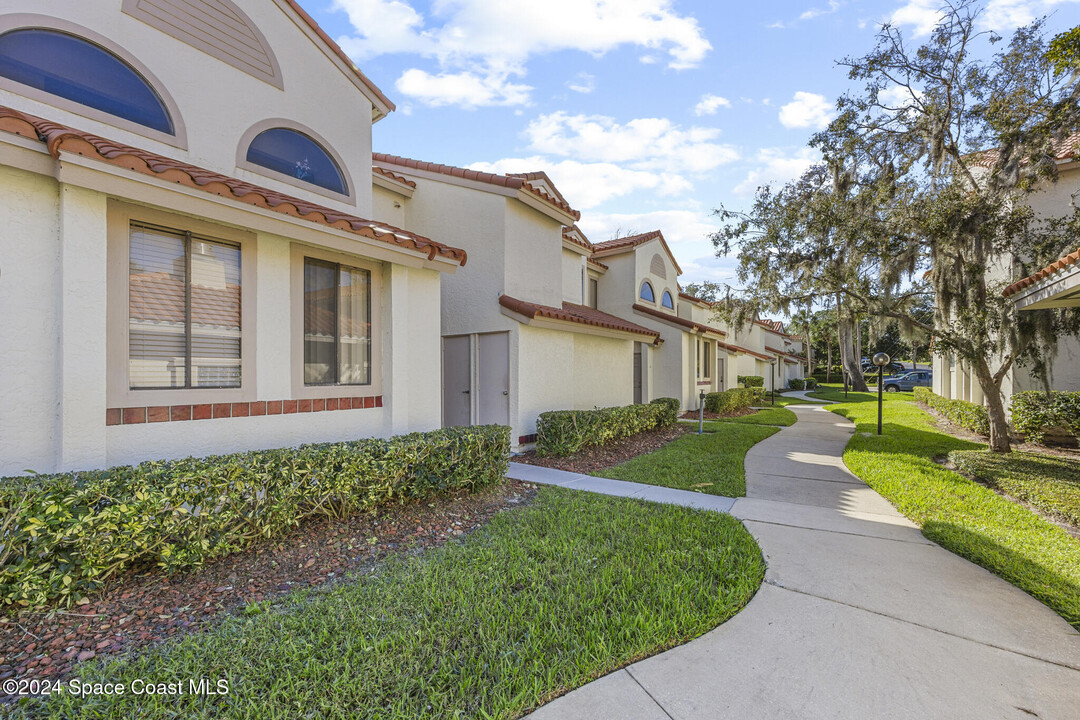 1141 Country Club Dr-Unit -1012 in Titusville, FL - Foto de edificio