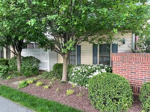102 Oak Knoll Terrace in Rockville, MD - Foto de edificio - Building Photo