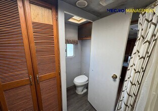 642 10th St in Floresville, TX - Building Photo - Building Photo