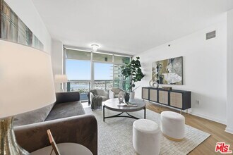 13650 Marina Pointe Dr in Marina Del Rey, CA - Foto de edificio - Building Photo