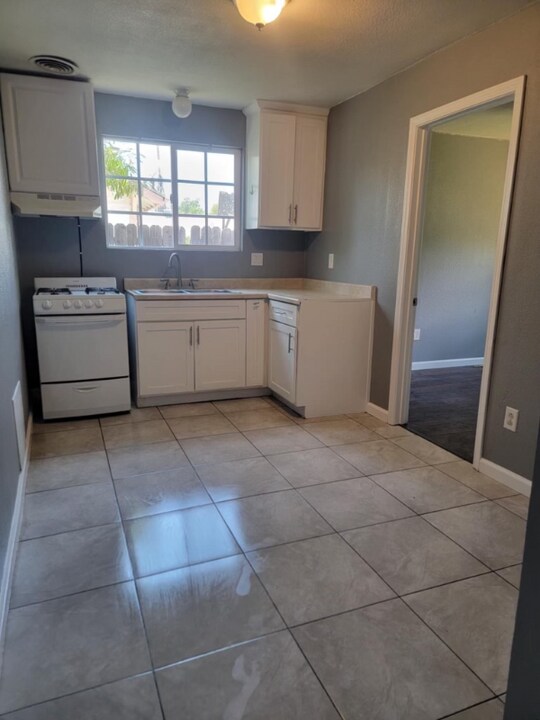 204 E 10th St-Unit -Rear in San Bernardino, CA - Building Photo