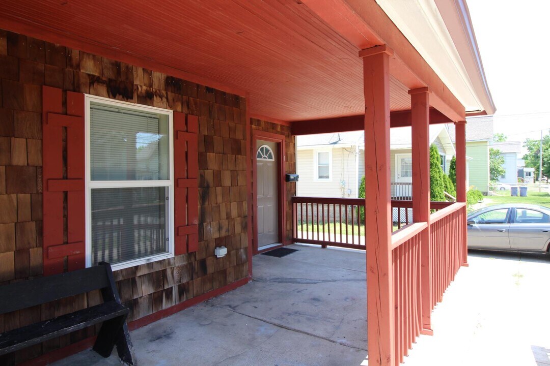 817 Douglas St NW in Grand Rapids, MI - Building Photo