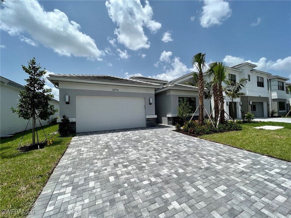 12774 Woodbury Dr in Estero, FL - Building Photo