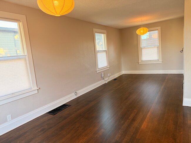 7094 NE 8th Ave in Portland, OR - Foto de edificio - Building Photo