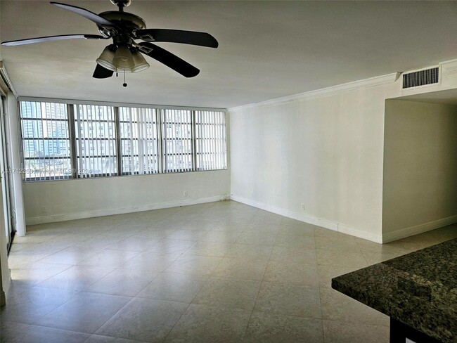 1817 S Ocean Dr in Hallandale Beach, FL - Building Photo - Building Photo