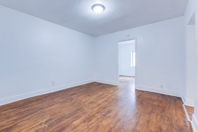 757 E Warrington Ave, Unit Apt 4 in Pittsburgh, PA - Foto de edificio - Building Photo
