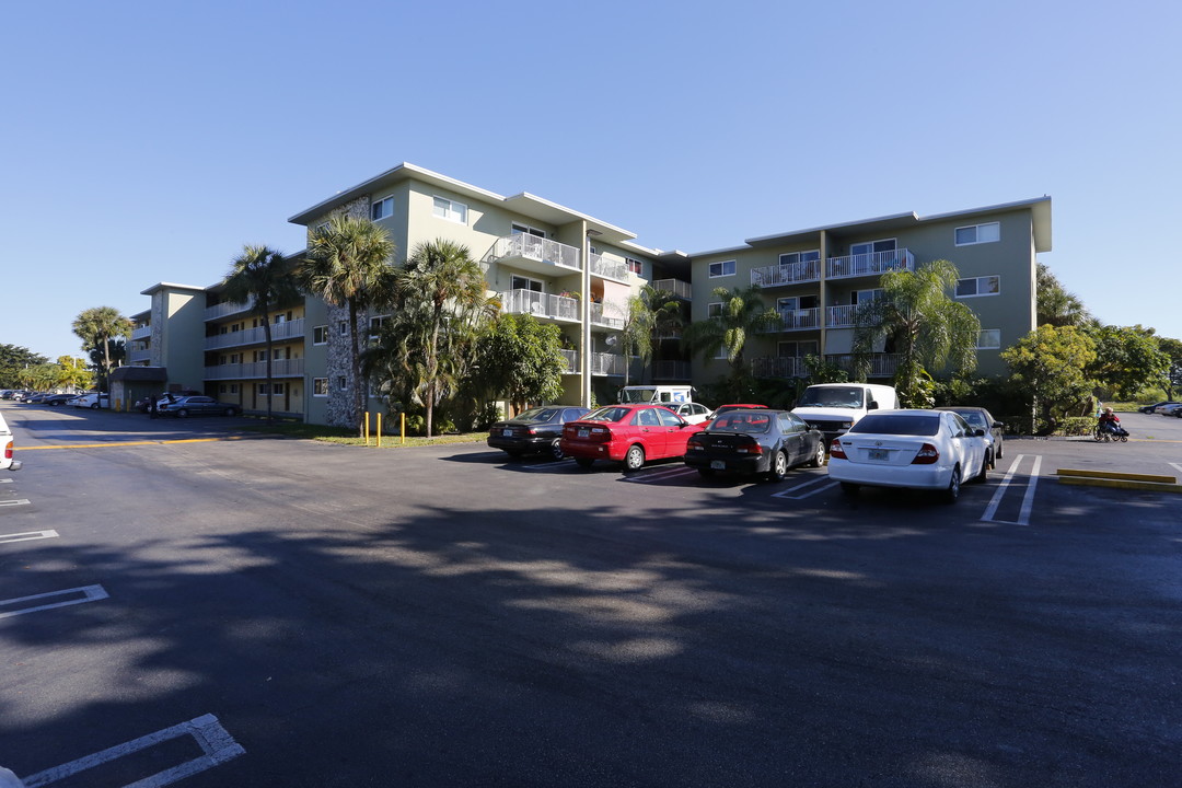 Palm Lake Apartments in Miami, FL - Building Photo