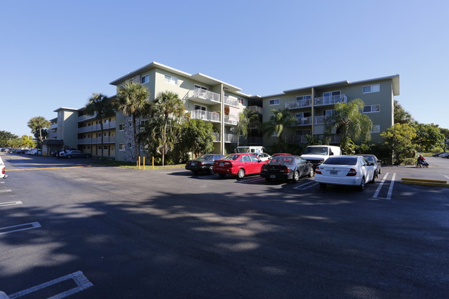 Palm Lake Apartments