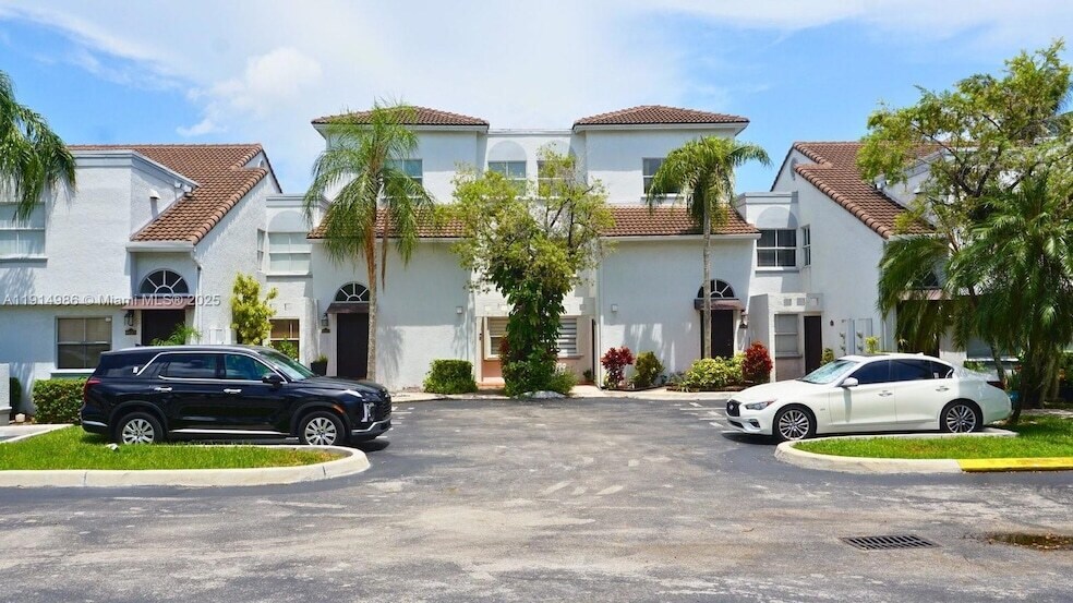 4623 NW 97th Ct, Unit 14 in Doral, FL - Foto de edificio