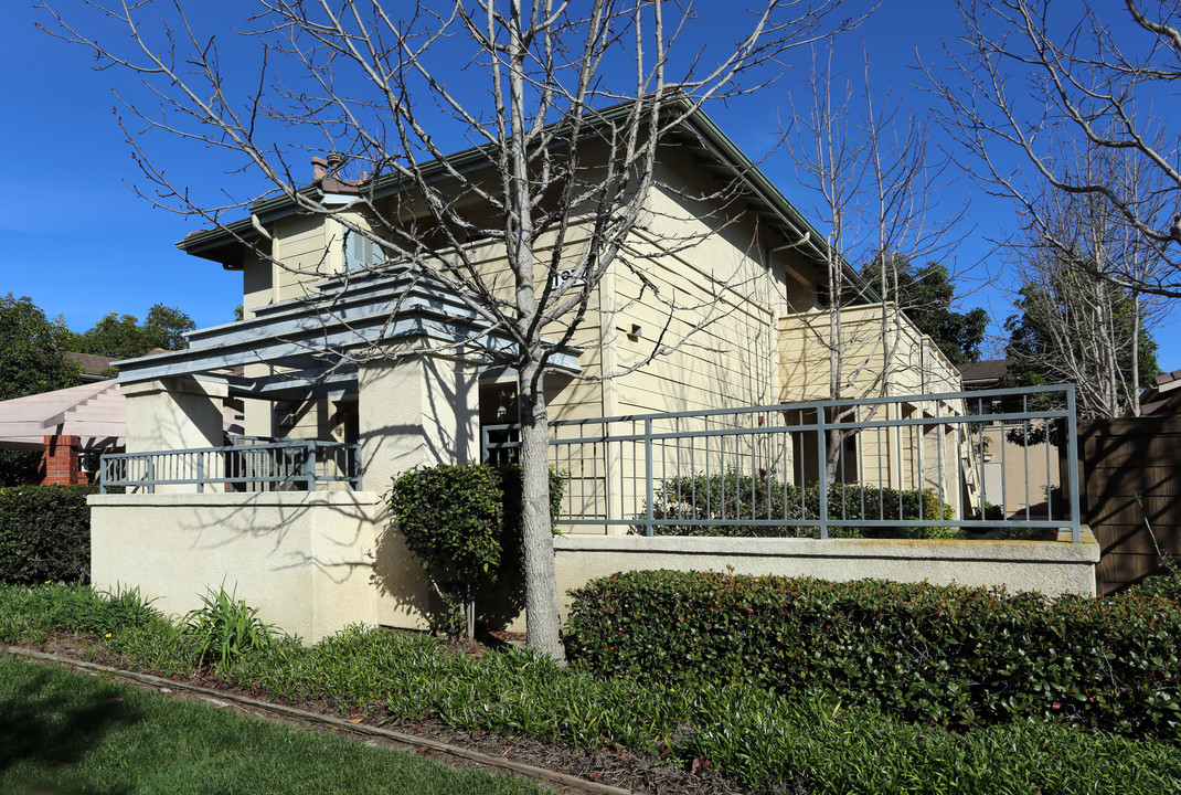 Bowen Court Senior Community in Huntington Beach, CA - Foto de edificio