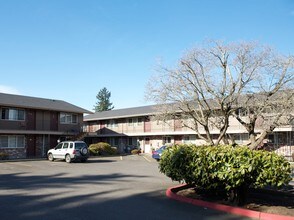 Colonial Villa Apartments in Portland, OR - Building Photo - Building Photo