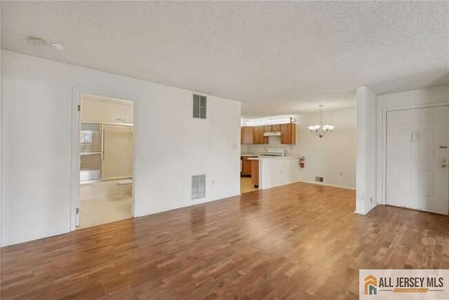 28 Wycoff Way E in East Brunswick, NJ - Building Photo - Building Photo