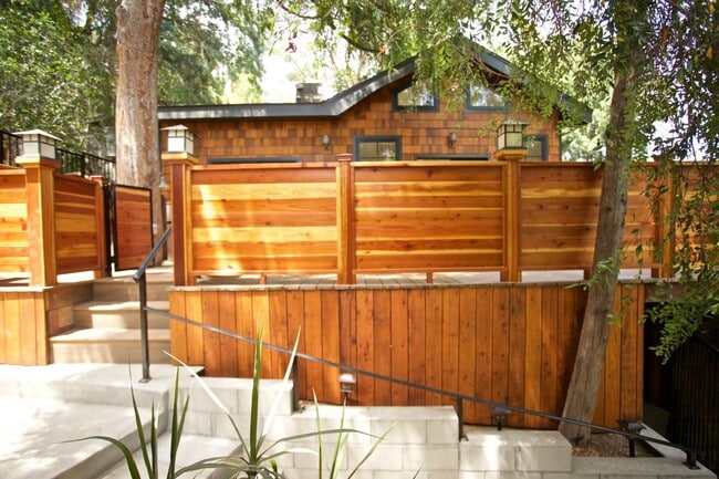 2119 Hyperion Ave in Los Angeles, CA - Foto de edificio - Building Photo