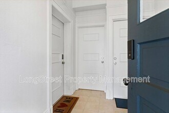 2338 NW Hoyt St in Portland, OR - Building Photo - Building Photo