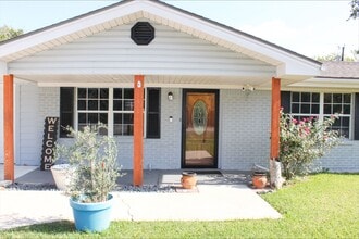 105 N 1st St in Ltl Rvr Acad, TX - Building Photo - Building Photo