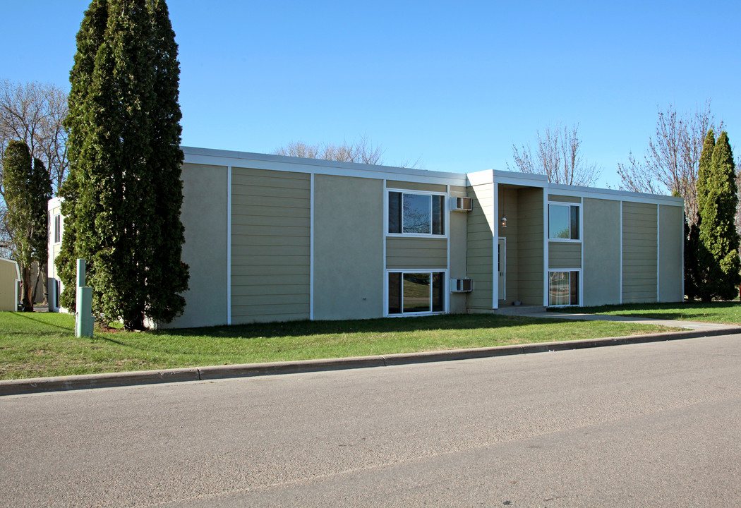 California Street Apartments in Hutchinson, MN - Building Photo