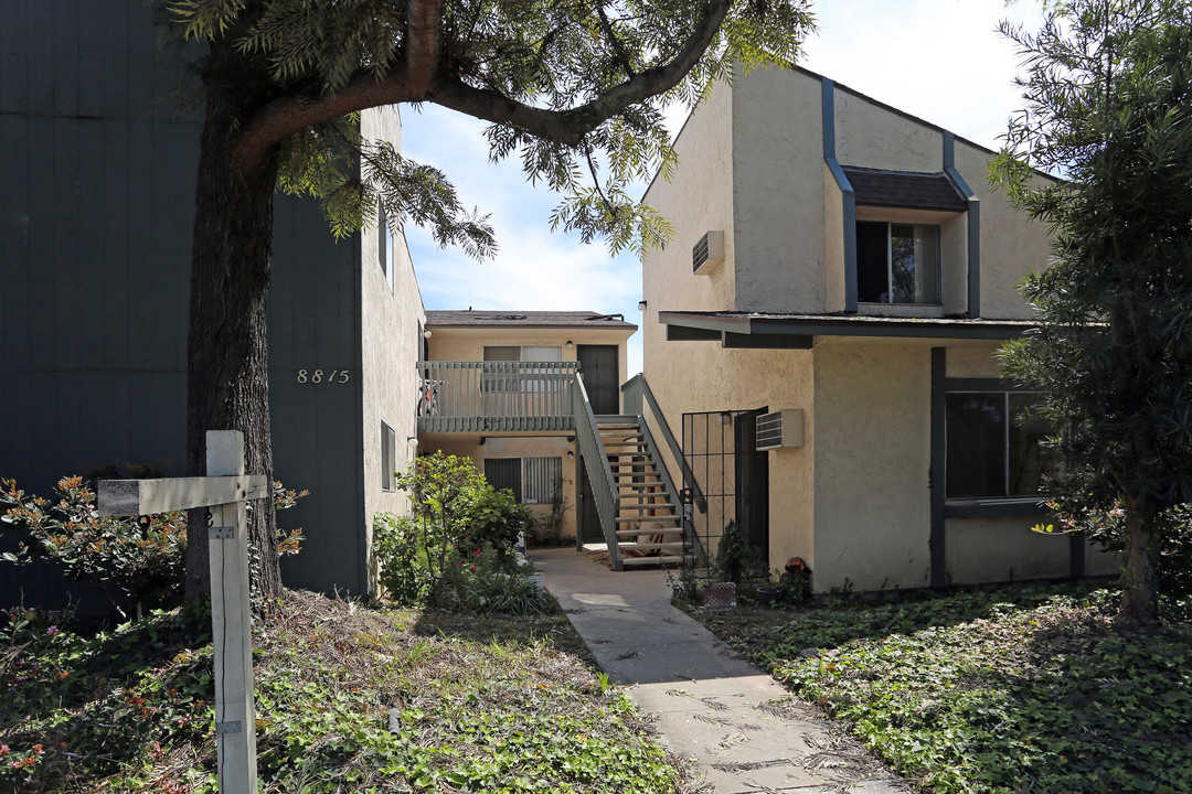 8815 Mira Mesa Blvd in San Diego, CA - Foto de edificio