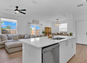 2444 SE 24th Ave in Homestead, FL - Foto de edificio - Building Photo