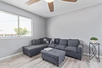 2437 E Jones Ave in Phoenix, AZ - Foto de edificio - Building Photo