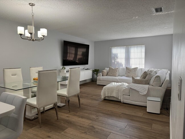 68 Mahoris Dr in Royal Palm Beach, FL - Building Photo - Building Photo