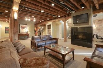 5th Avenue Station in Naperville, IL - Foto de edificio - Interior Photo