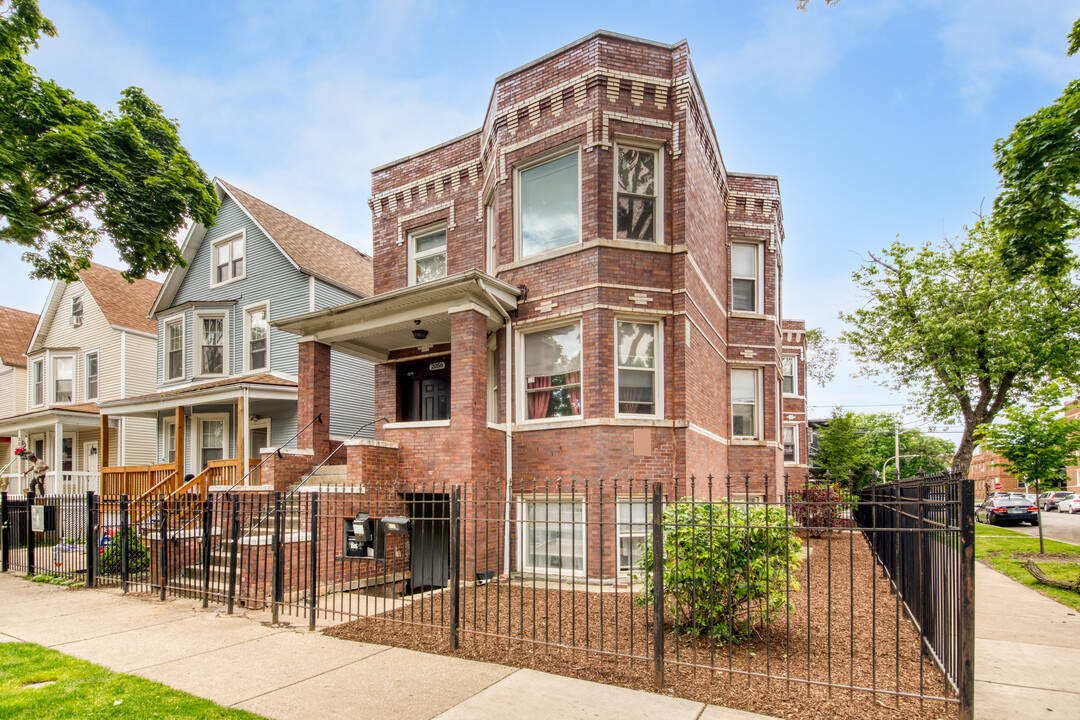 2056 N Keystone Ave in Chicago, IL - Building Photo