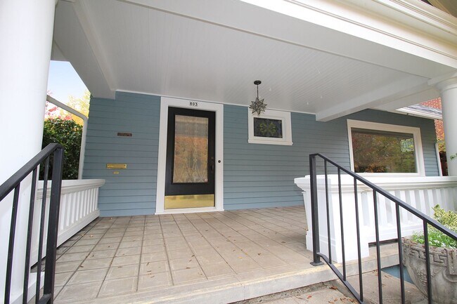 816 NE Laurelhurst Pl in Portland, OR - Building Photo - Building Photo