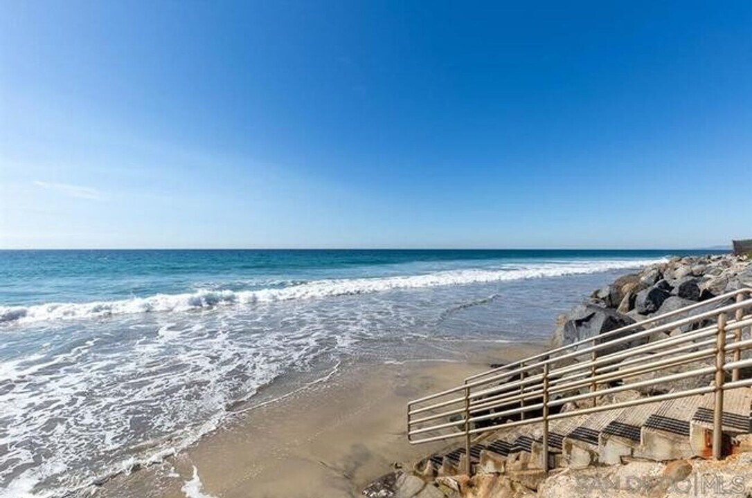 5480 Los Robles Dr in Carlsbad, CA - Building Photo