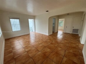 111 SW 31st Ct in Miami, FL - Foto de edificio - Building Photo