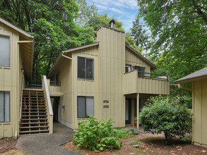 7191-7201 SW Montauk Cir in Lake Oswego, OR - Building Photo - Building Photo